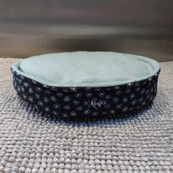 Kaafjes Bedje: Zwart Pluisje / Groenig