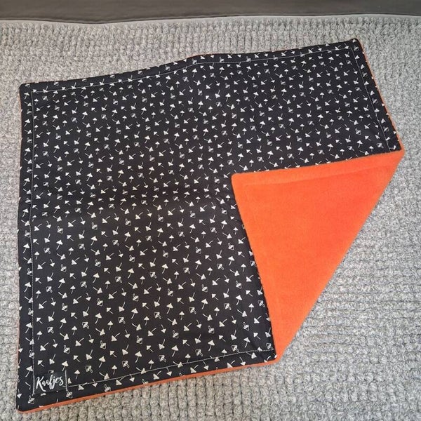 Knuffellap: Zwart Paddestoeltjes / Fel Oranje