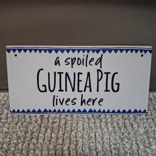 Tekstbordje (hout): A Spoiled Guinea Pig Lives Here (blauw)