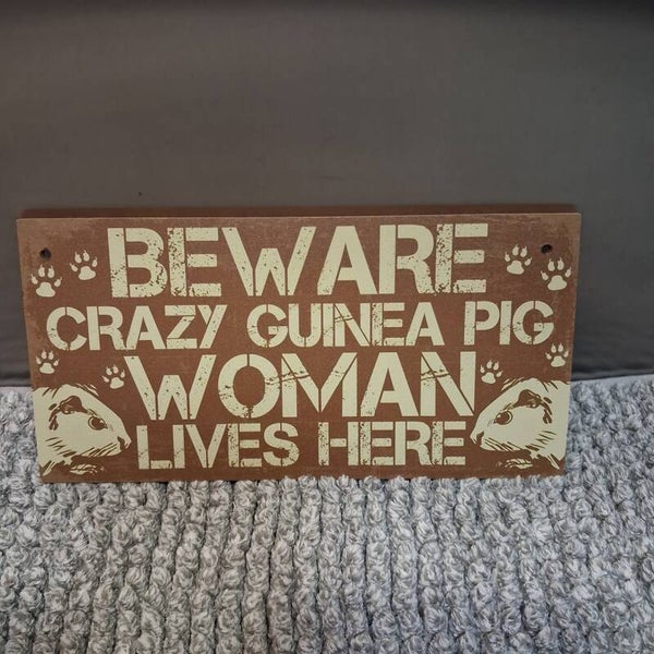 Tekstbordje (hout): Beware, Crazy Guinea Pig Woman...