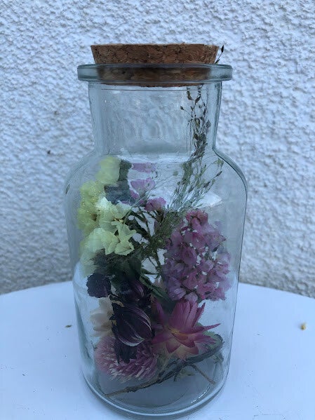 Glazen pot met droogbloemen