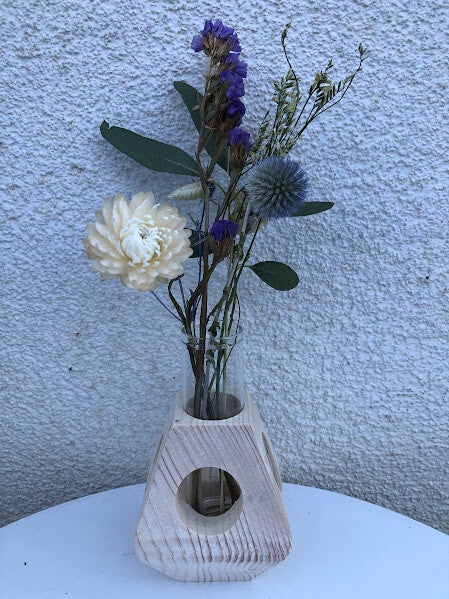Hout met proefbuisje en droogbloemen