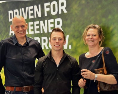 drie medewerkers van parkstad banden op teamfoto
