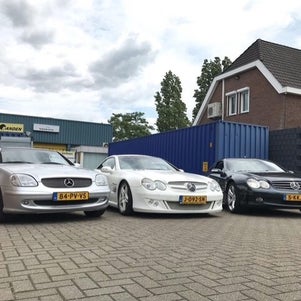 Drie Mercedes SL's naast elkaar voor de werkplaats