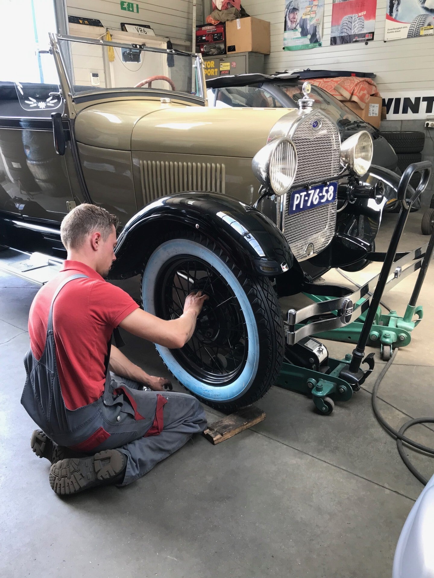Onze monteur jeffrey aan het werk met het monteren van een oldtimerband  