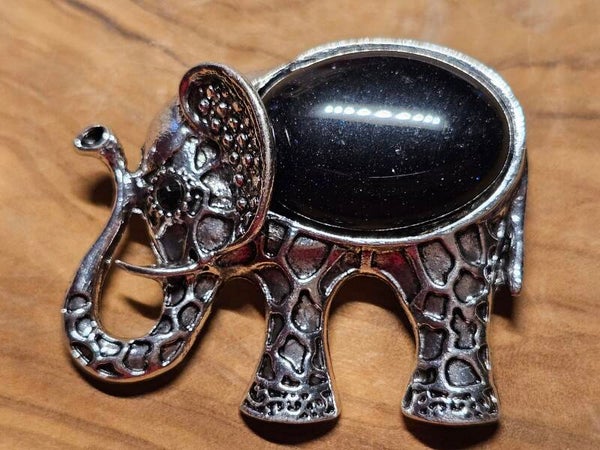 Goudsteen donker blauw Olifantje broche