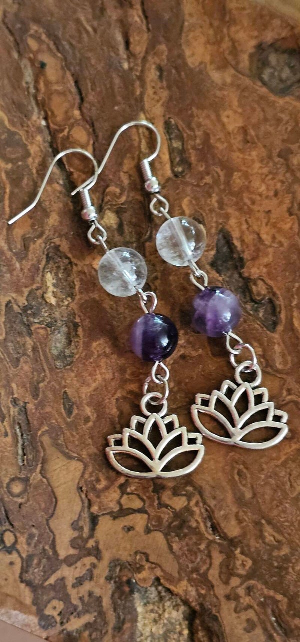 Oorbellen chevron amethist/bergkristal met lotus