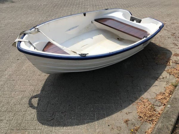 Polyester roeiboot zonder roeispanen. Kan een motor achter.