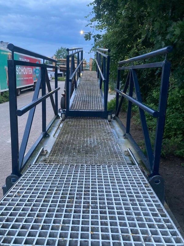Ponton met loopbrug