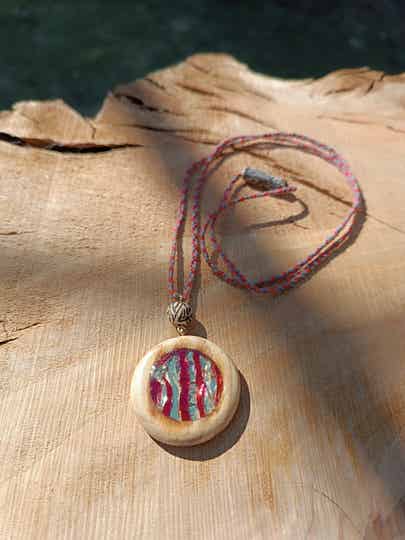 Collier en bois et mosaïque