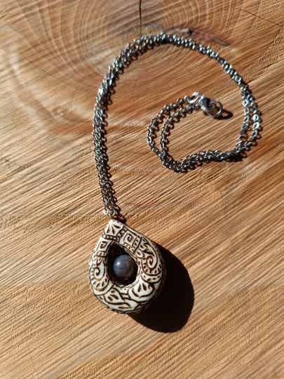 Collier en bois et pierre naturelle