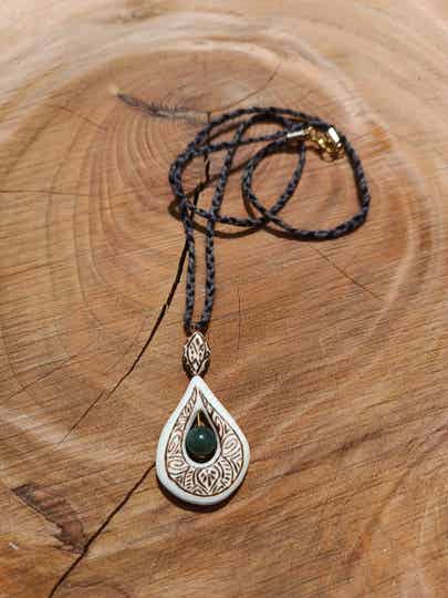 Collier en bois et pierre naturelle