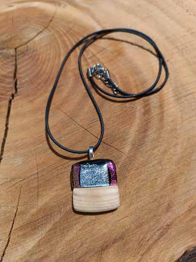 Collier en bois et verre