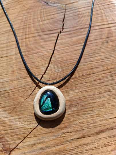 Collier en bois et verre