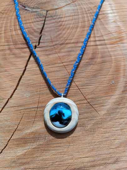 Collier en bois et verre