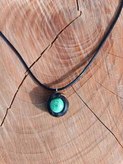 Collier en bois et verre