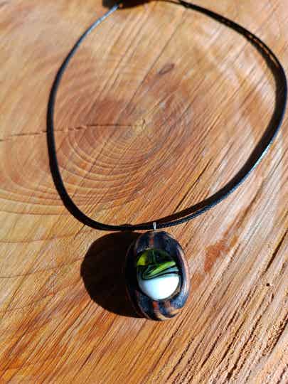 Collier en bois et verre