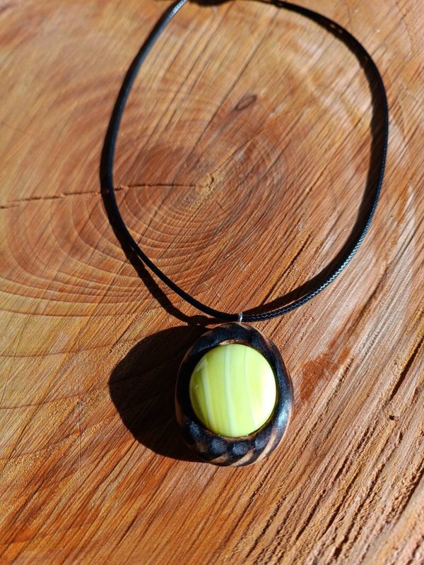 Collier en bois et verre