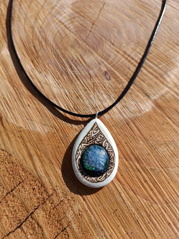 Collier en bois et verre