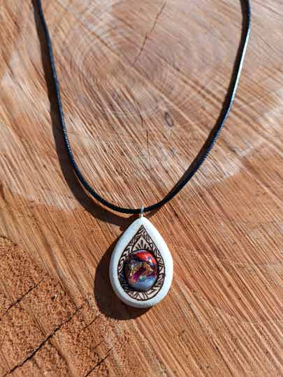 Collier en bois et verre