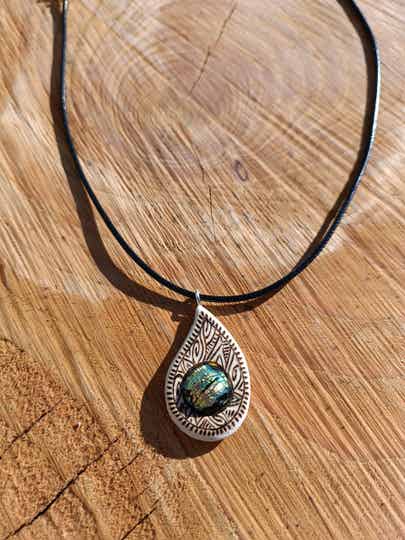 Collier en bois et verre