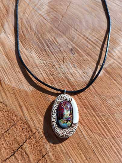 Collier en bois et verre