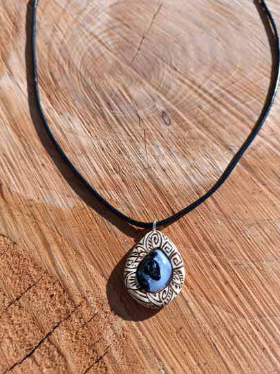 Collier en bois et verre