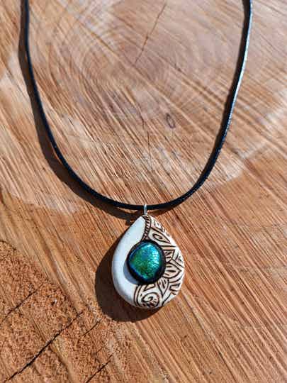 Collier en bois et verre