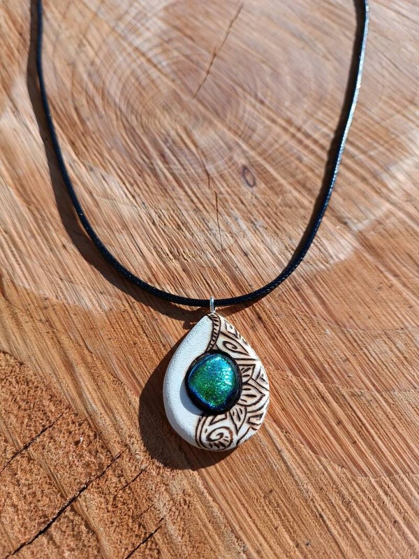 Collier en bois et verre