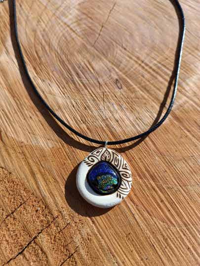 Collier en bois et verre