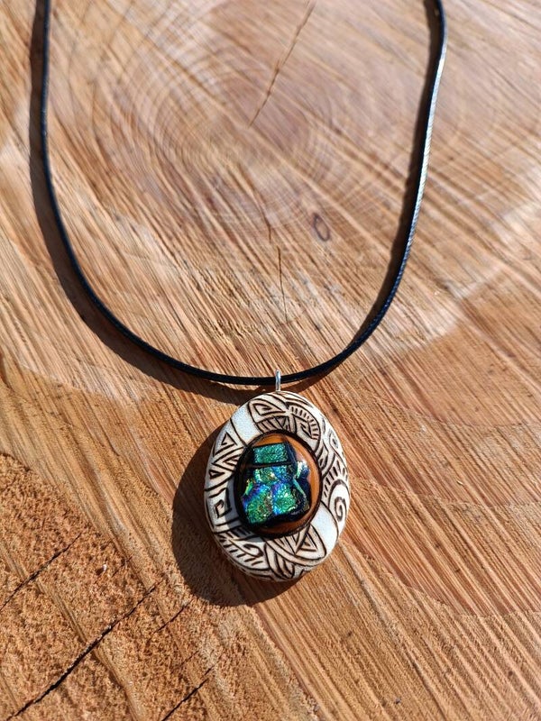 Collier en bois et en verre