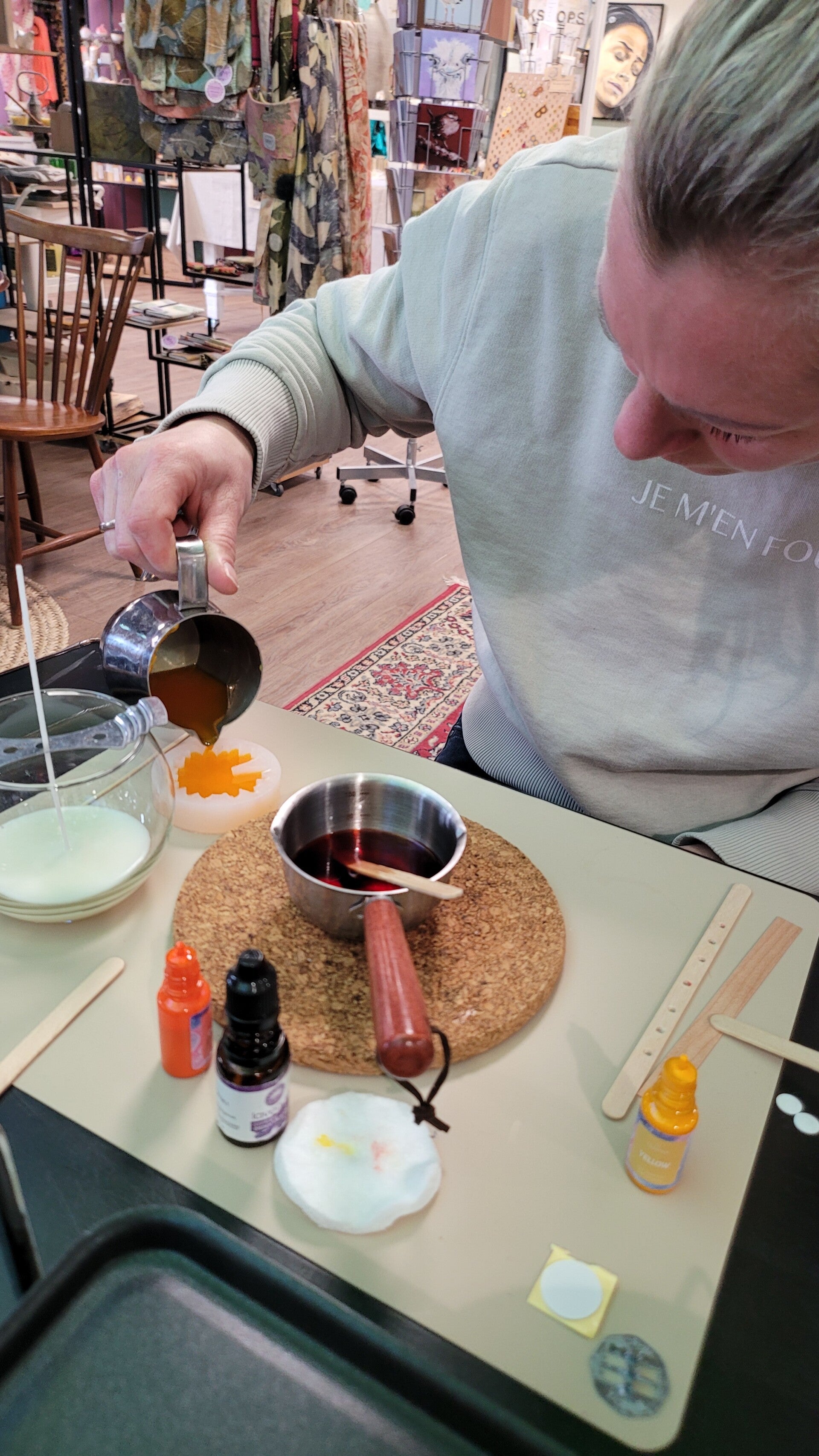 deelnemers maakt wax melts tijdens workshop kaarsen maken in amersfoort