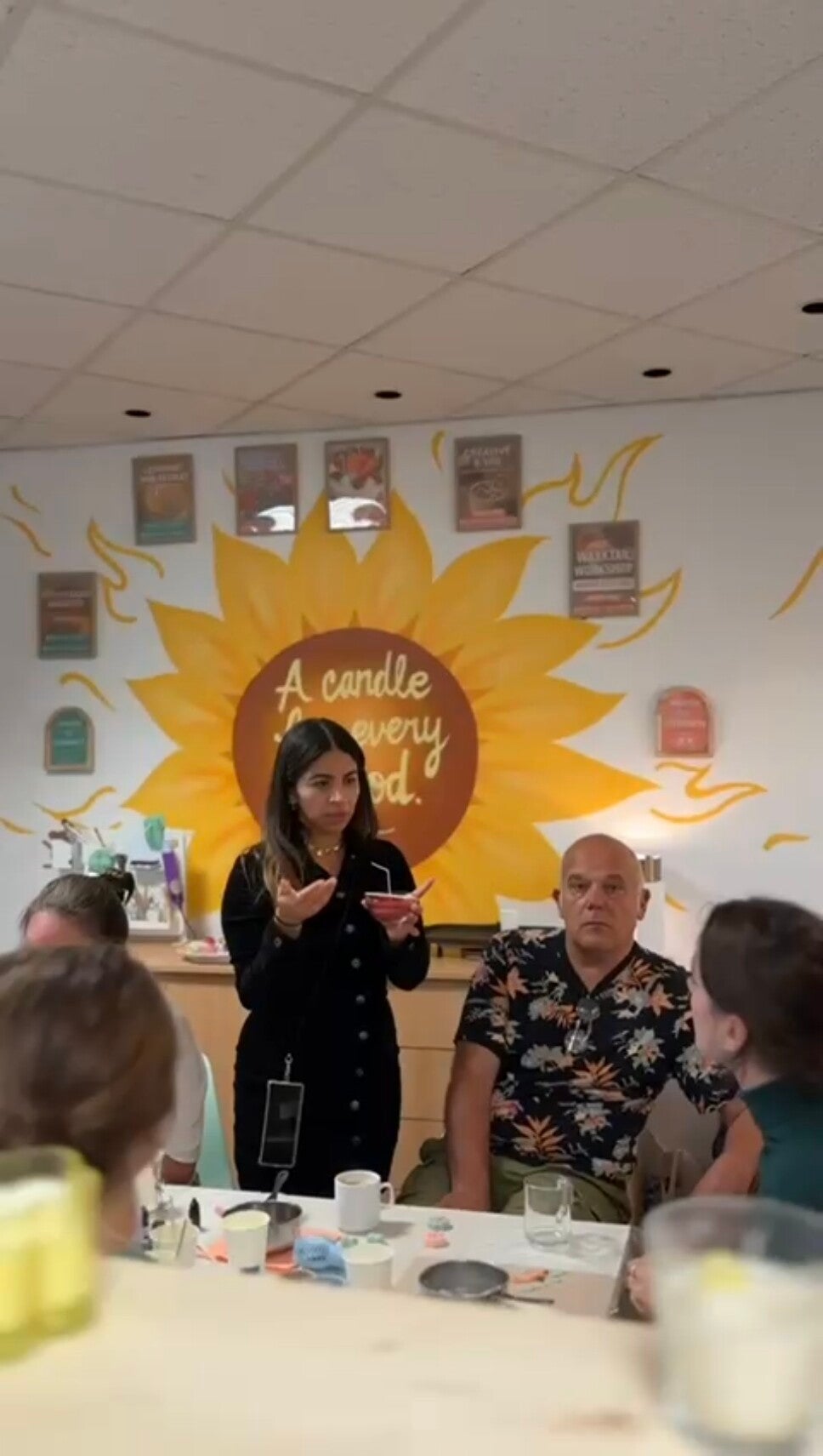 Vriendinnen genieten van een creatieve workshop kaarsen maken voor een despedida de soltera in Amersfoort bij Moods by Mafer