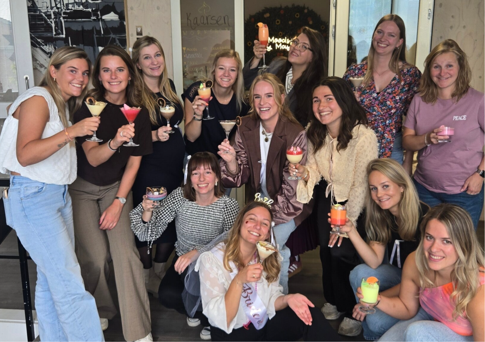 Vriendinnen genieten van een creatieve workshop kaarsen maken voor een despedida de soltera in Amersfoort bij Moods by Mafer