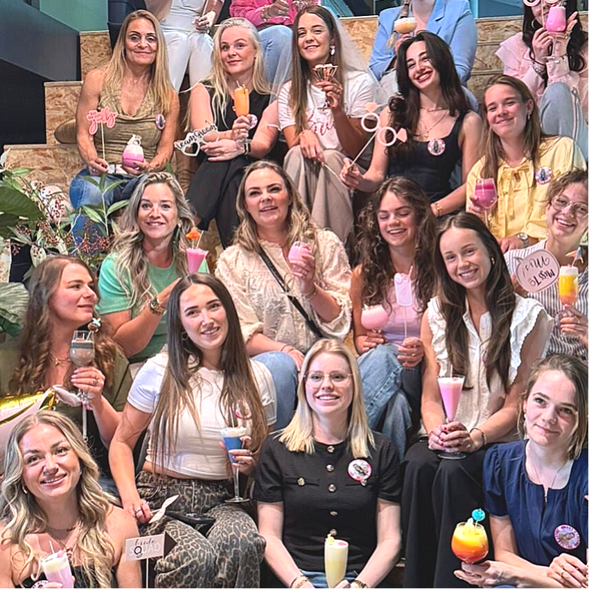 Vriendinnen genieten van een creatieve workshop kaarsen maken voor een despedida de soltera in Amersfoort bij Moods by Mafer