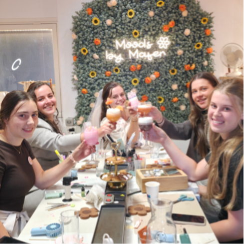 Vriendinnen genieten van een creatieve workshop kaarsen maken voor een despedida de soltera in Amersfoort bij Moods by Mafer