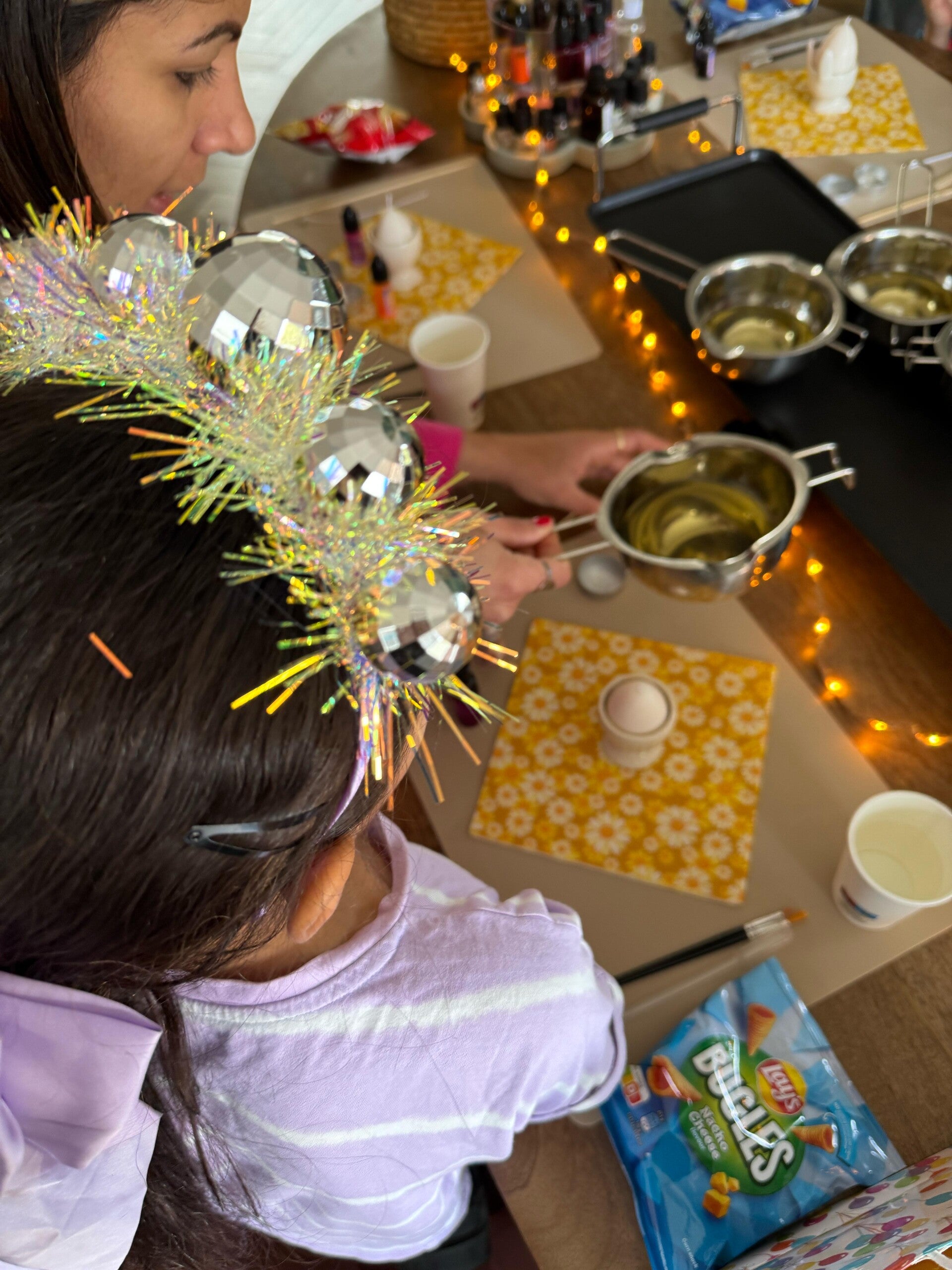 Vriendinnen genieten van een creatieve workshop kaarsen maken voor een despedida de soltera in Amersfoort bij Moods by Mafer