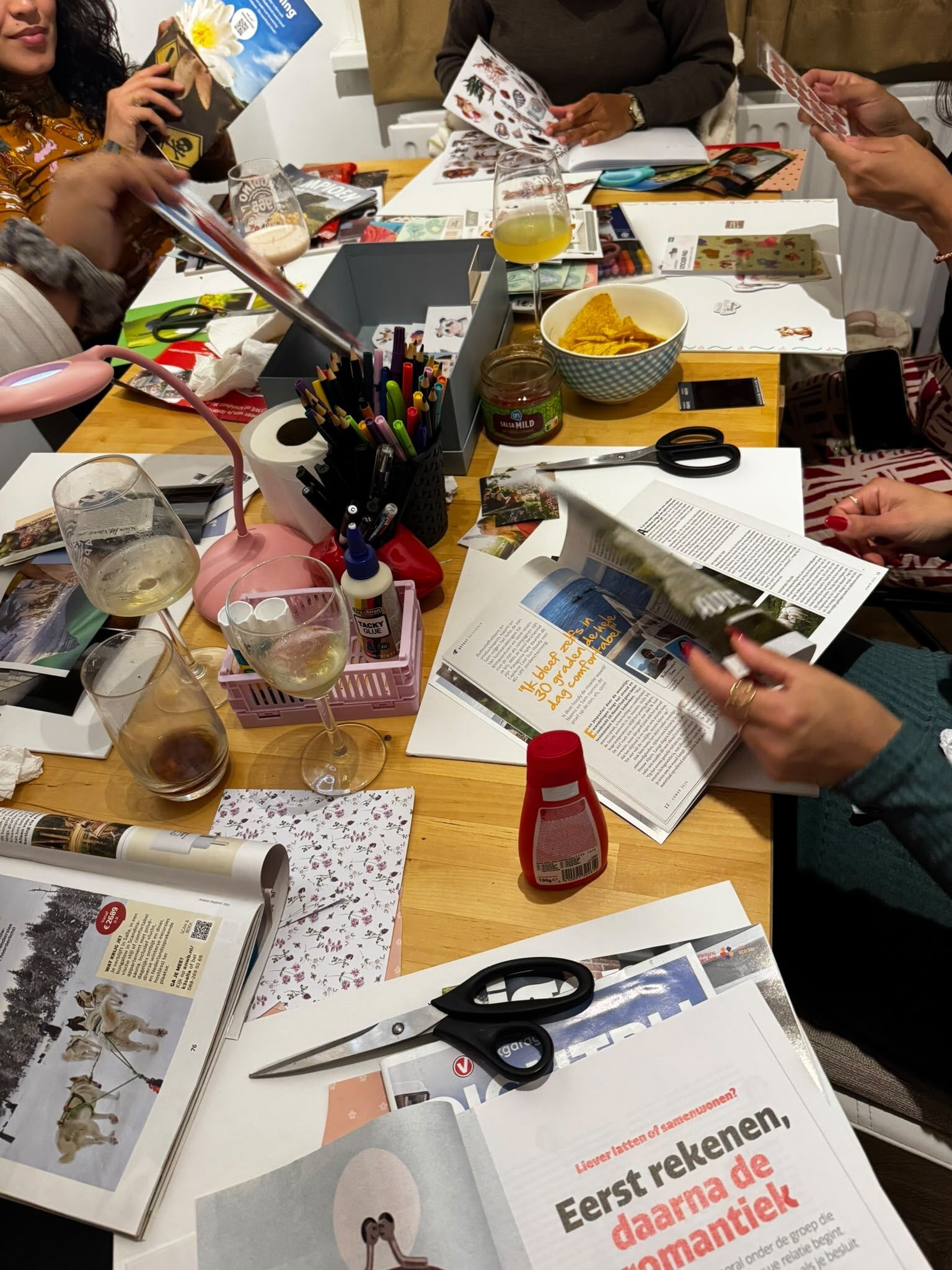 Alt: Deelnemers maken een inspiratiecollage tijdens creatieve workshop Amersfoort