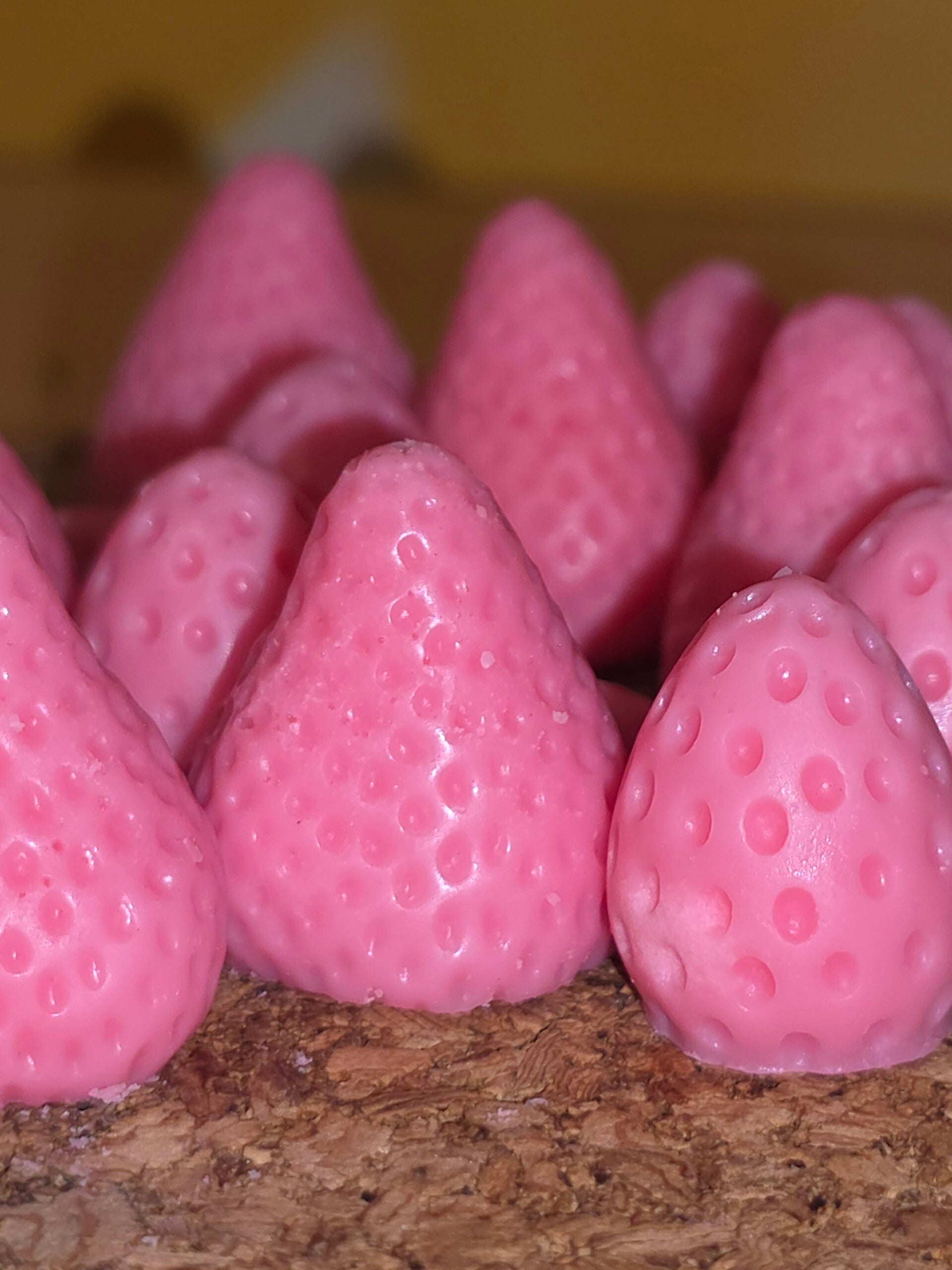 Roze wax melts in de vorm van aardbeien