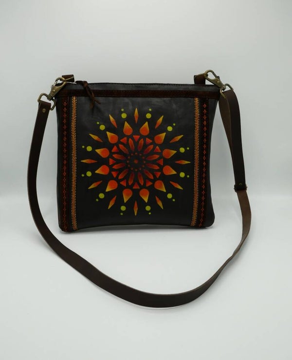 Grote lederen tas rood oranje mandala.