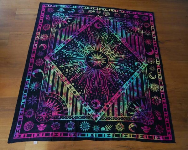 Wandkleed. Zon / maan.