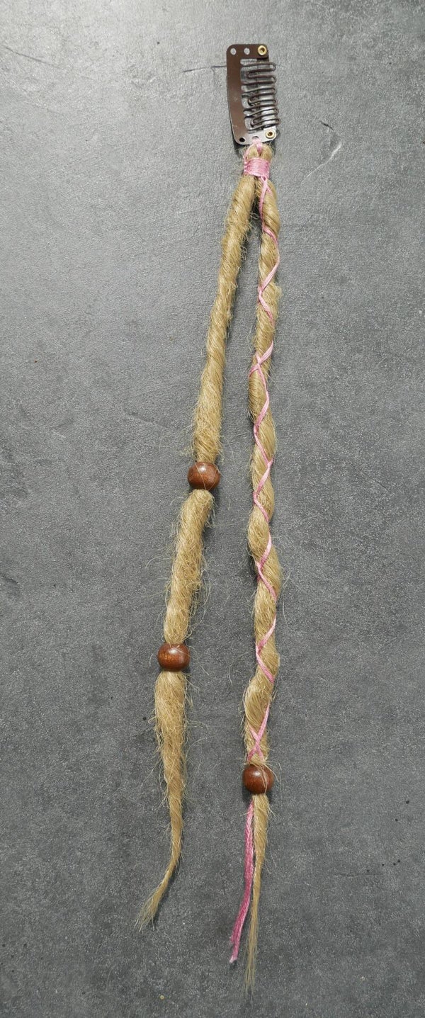 Clip dread. Donkerblond. Roze.