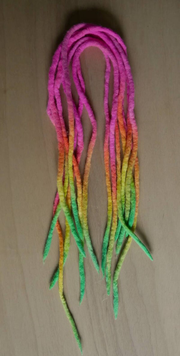 Woldreads. Handgeverfd. Neon roze geel groen.