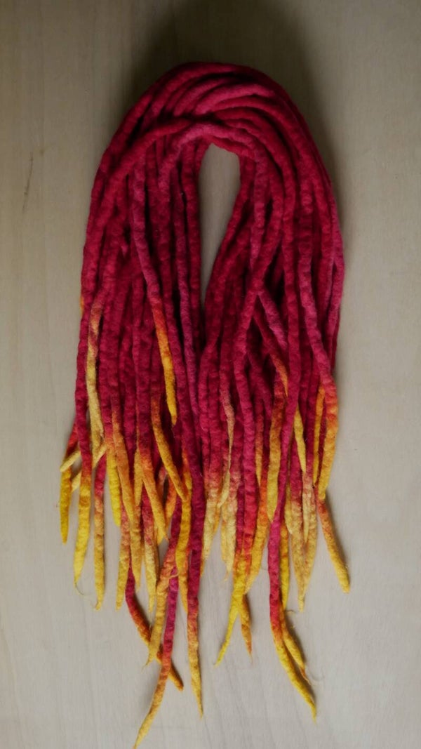 Woldread. Handgeverfd. Rood geel.