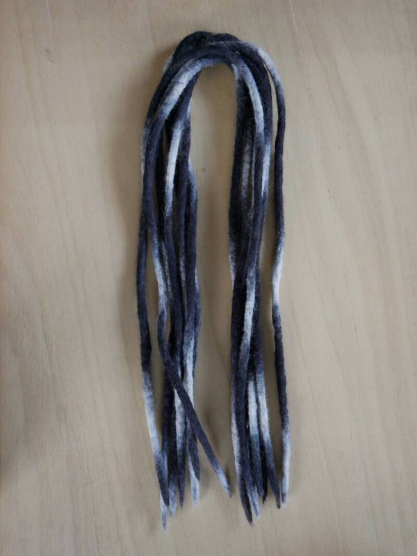 Woldreads. Handgeverfd. Zwart-wit-grijs.