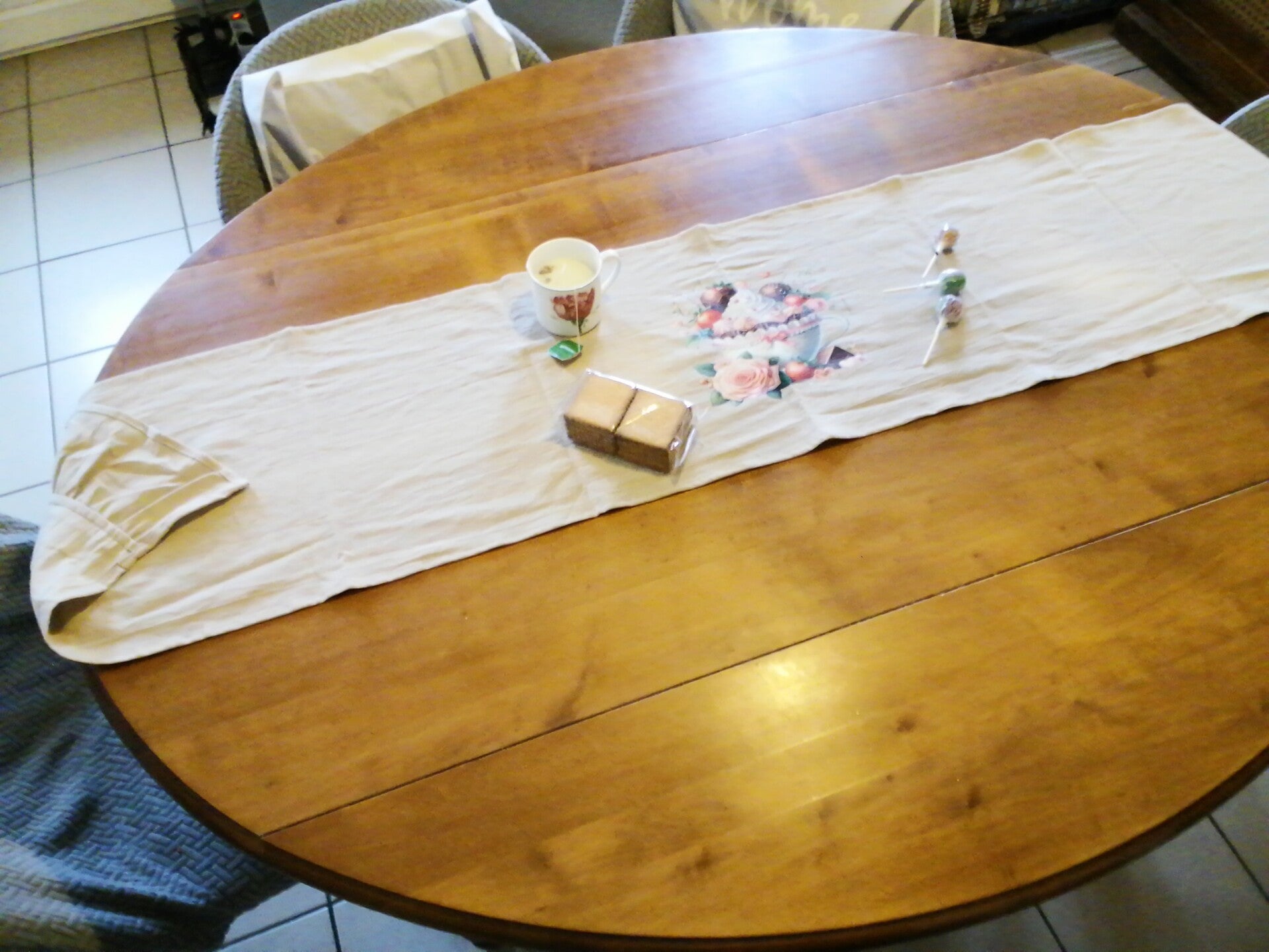 Chemin de table avec volants taupe