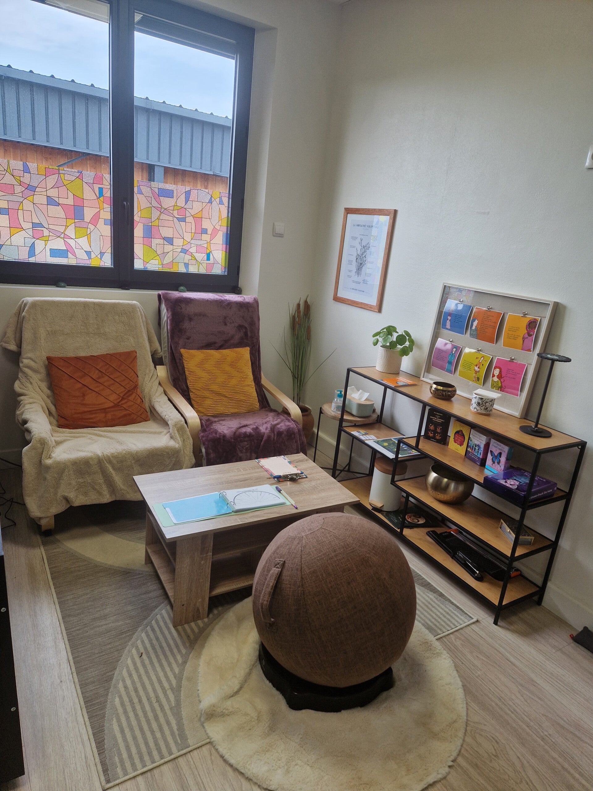 Coin de discussion chaleureux et cozy pour thérapies familiales et de couple au bureau d'IsaF Coaching