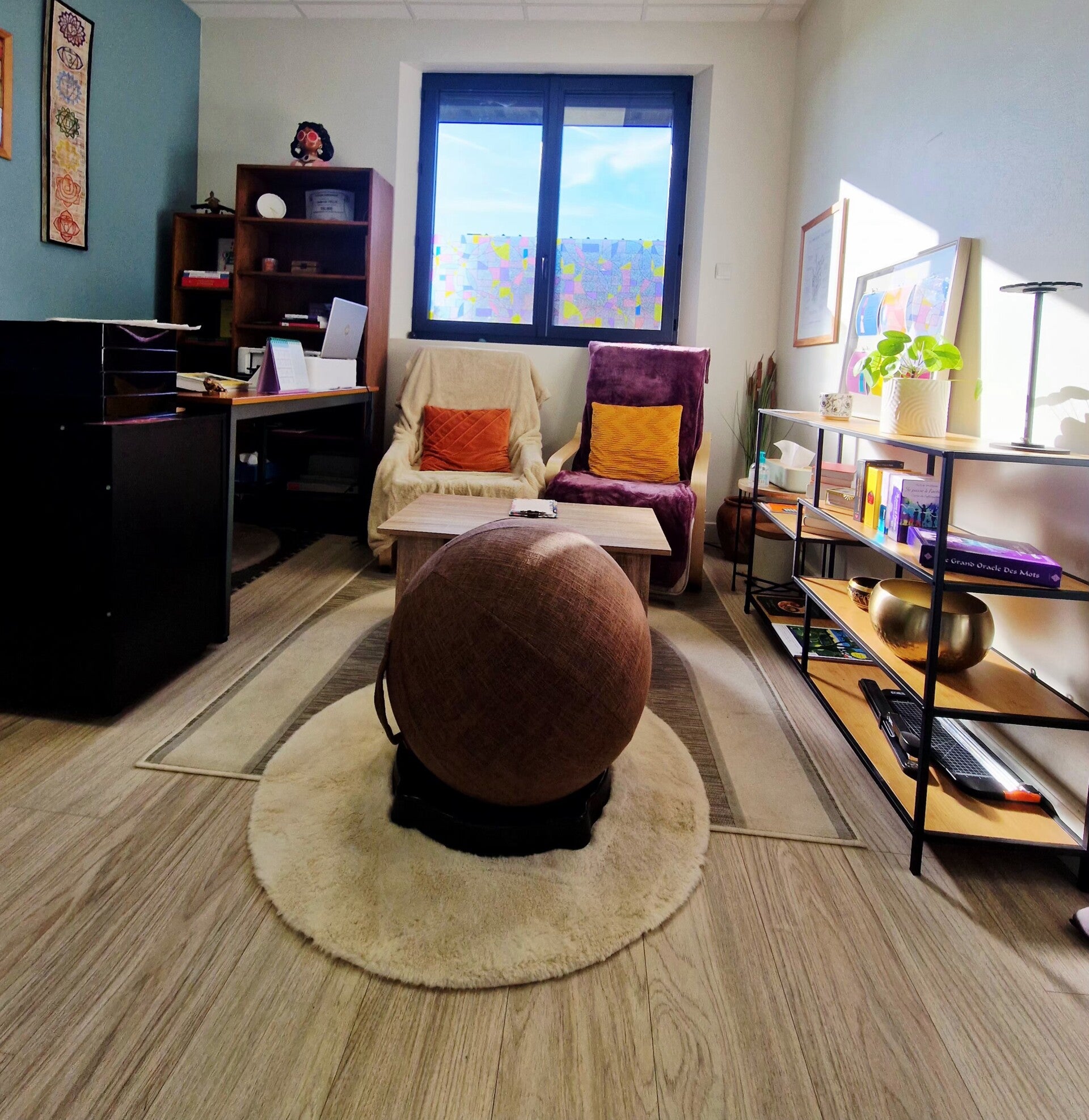 Vue d'ensemble lumineuse du bureau d'Isabelle FELIX Coaching à Neufchâtel-en-Bray, avec bureau pour visio et espace de dialogue cozy.