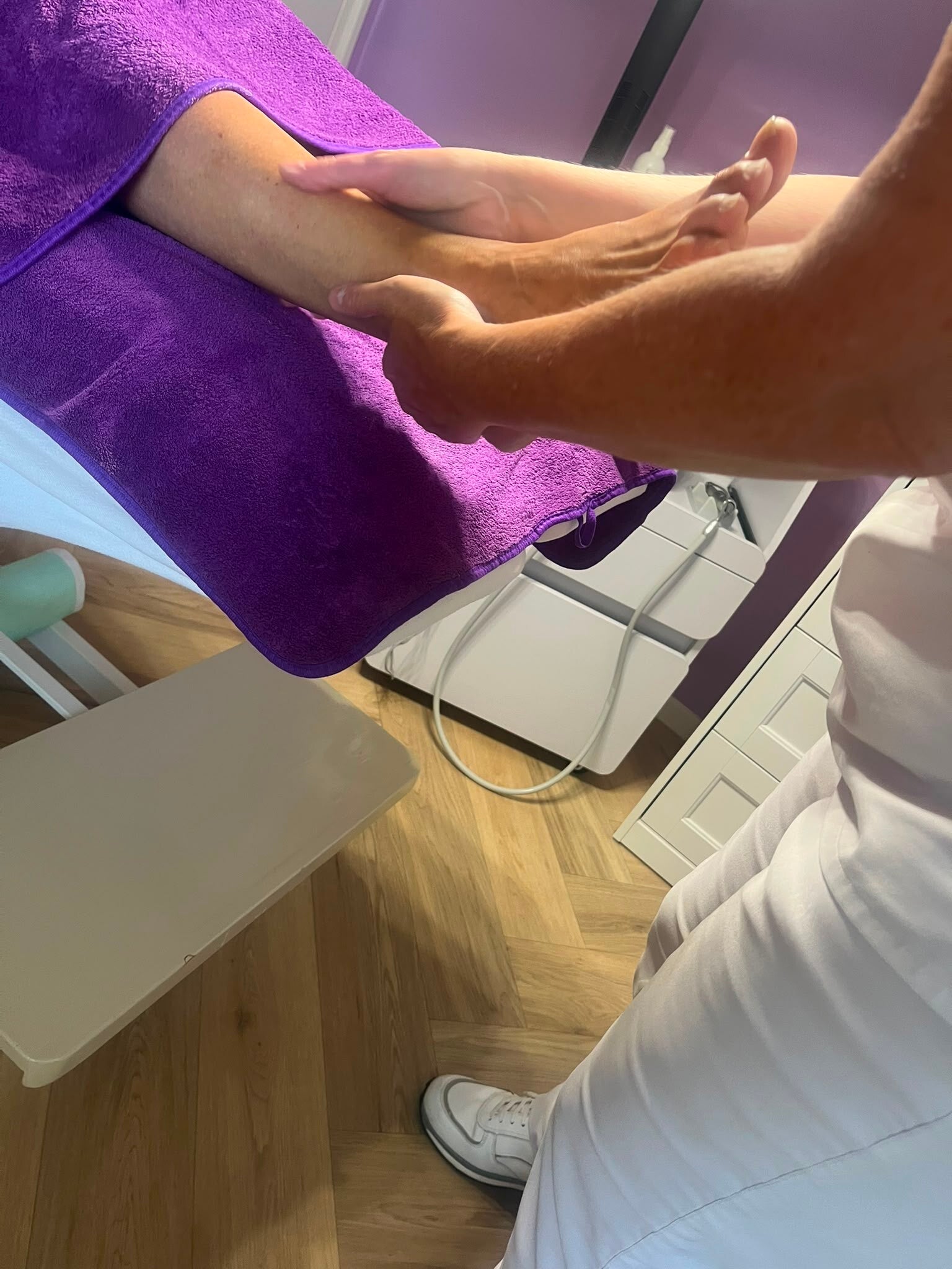 Gelakte voetnagels met bloemen