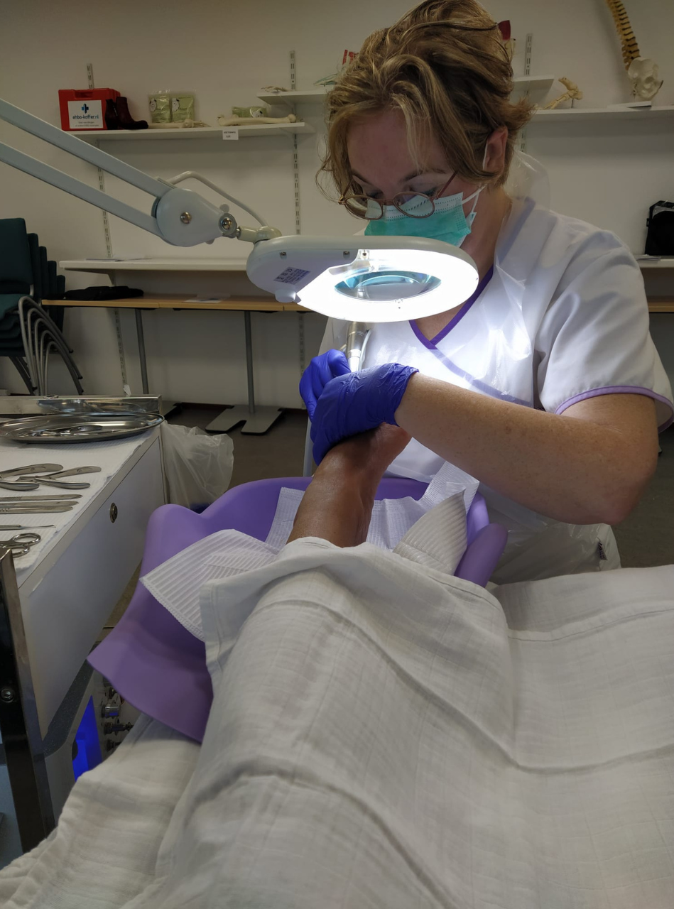 Dorrie geeft pedicure behandeling